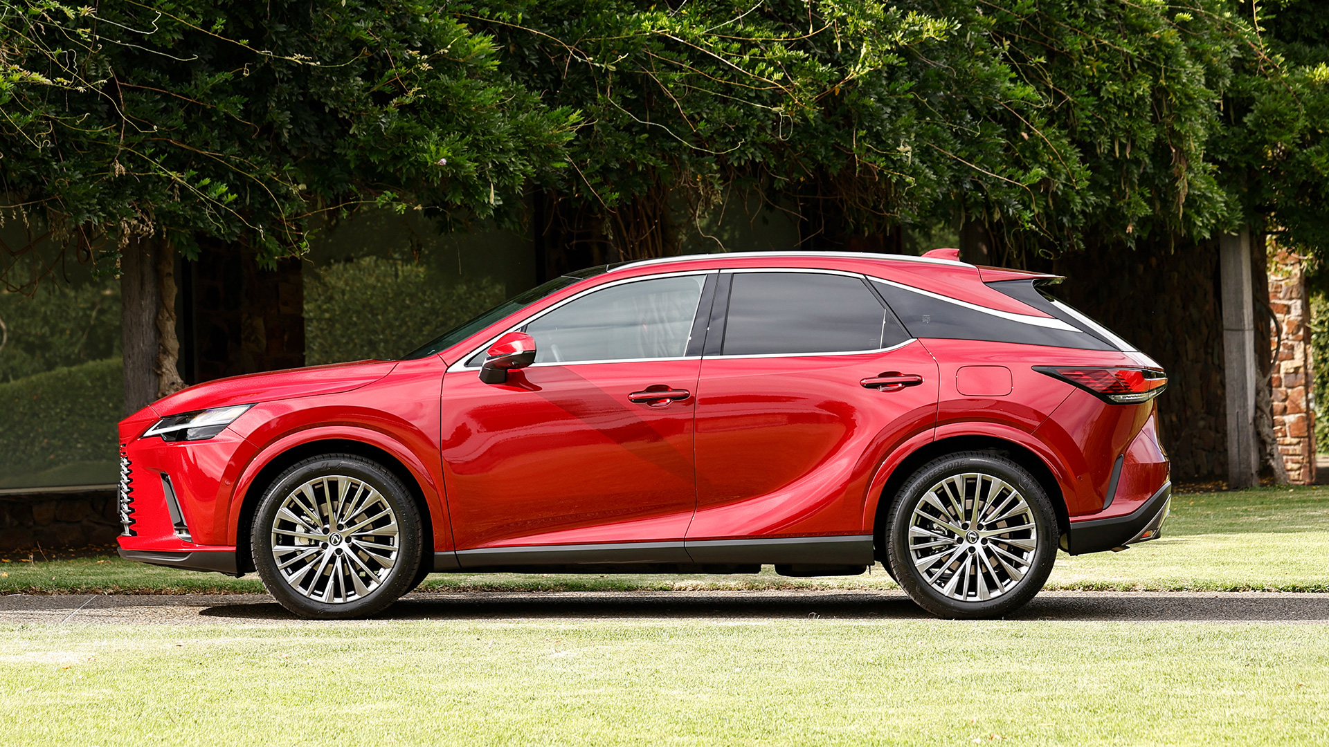 Red Lexus RX 450h+