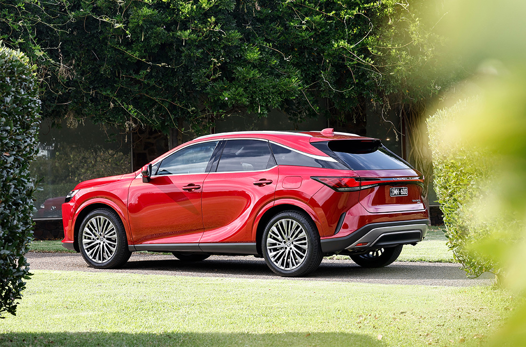 Red Lexus RX 450h+